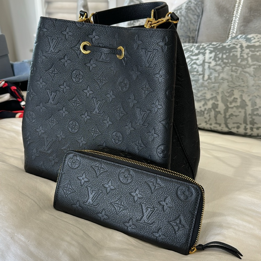 Authentic  Louis Vuitton Crossbody black with wallet like new